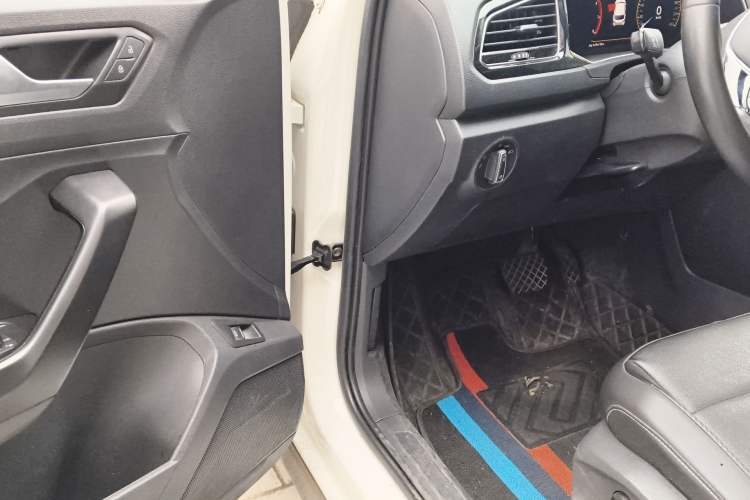 Used Volkswagen T-ROC 2022 280TSI DSG Two-Wheel Drive Comfort PLUS Driver Seat