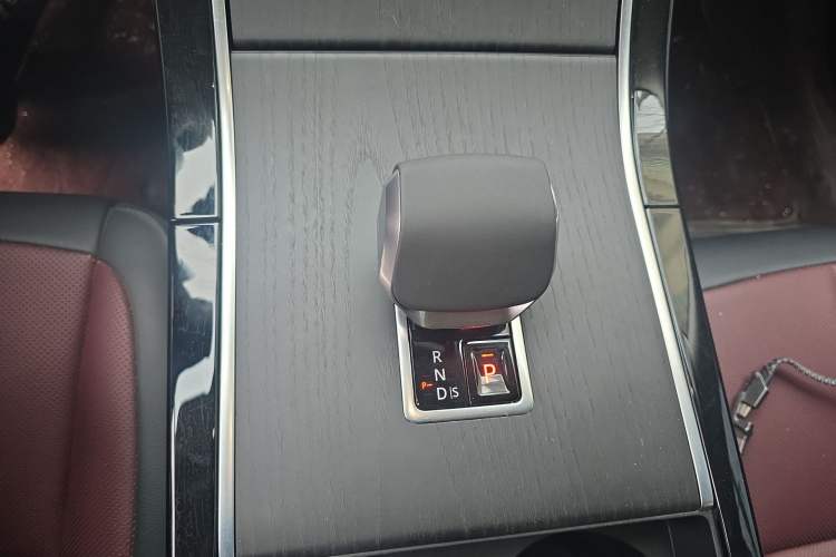 Used Land Rover Range Rover Evoque 2026 Model Range Rover Velar L SE
