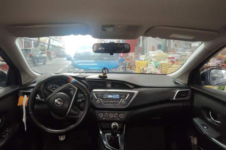 Used Nissan Lannia 2016 1.6L Manual Fashion Edition Headliner