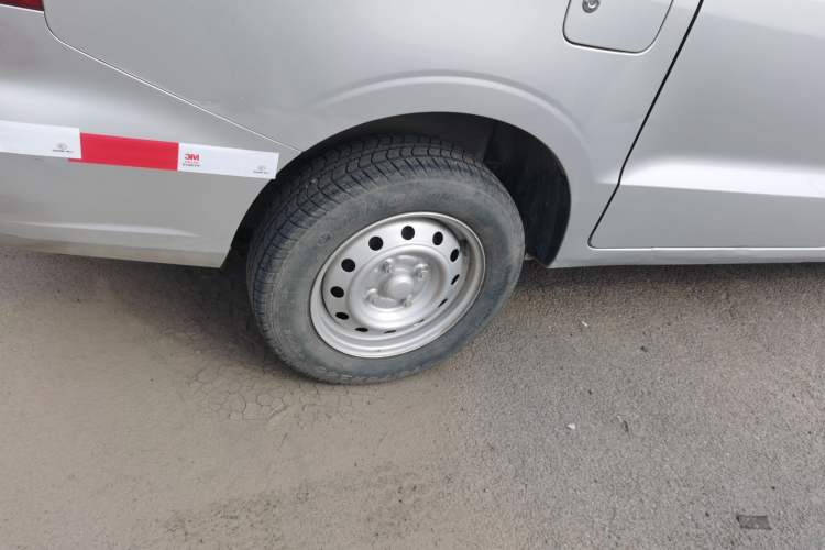 Used Wuling Hongguang V 2022 1.5L Jingqu Edition Electric-Assist LAR Right Rear Wheel Hub