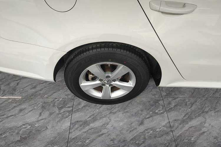 Used Volkswagen Lavida 2013 Revised Classic 1.6L Automatic Fashion Edition Right Rear Wheel Hub