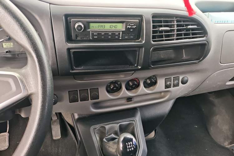 Used JMC Transit 2019 2.8T Commercial Version Long Wheelbase Mid-Roof 6-Seater Rear Single Tire China VI Emission Standard – JX493
