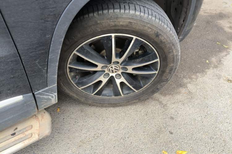 Used Volkswagen Tiguan 2013 2.0 TSI Automatic All-Wheel Drive Luxury Edition Right Front Wheel Hub