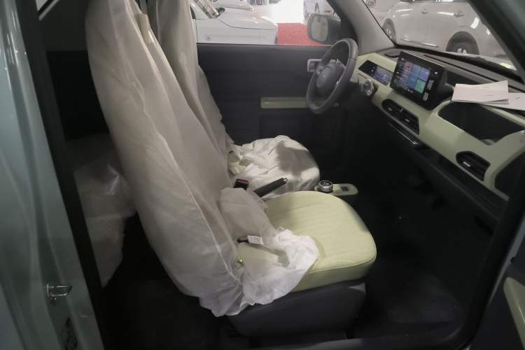 Used Geely Galaxy Panda 2024 Panda Mini 200km Endurance Bear Right Front Seat