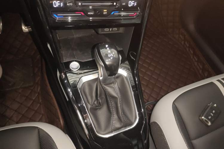 Used Volkswagen T-ROC 2023 300TSI DSG Two-Wheel-Drive Chen Guang Edition Gear Lever