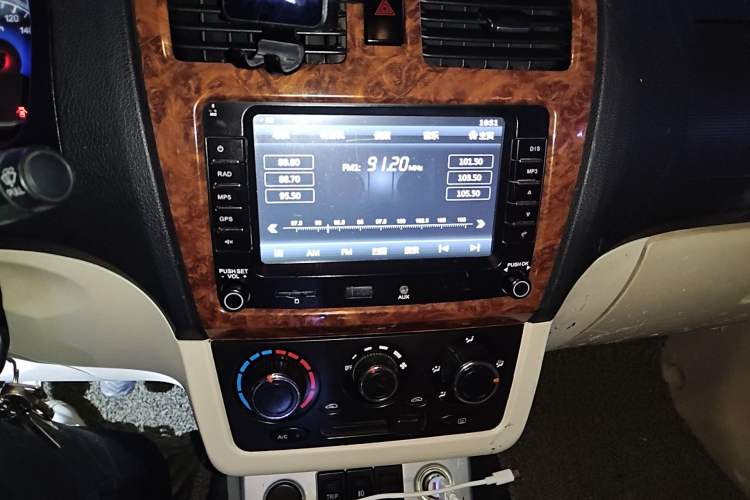 Used Dongfeng Fengon 330 2014 1.5L Manual Utility Version DK15 Audio And AC Panel