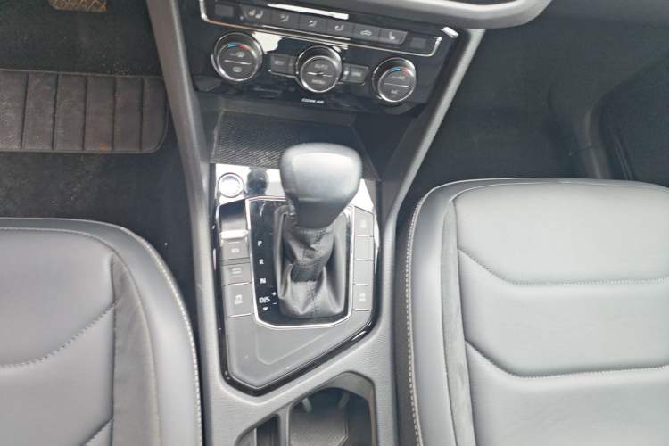 Used Volkswagen Tiguan L 2018 380TSI Automatic All-Wheel Drive Luxury Edition Gear Lever