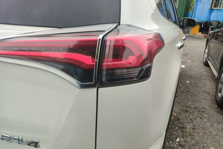 Used Toyota RAV4 2016 2.0L CVT Two-Wheel Drive Fashion Edition China V Standard
