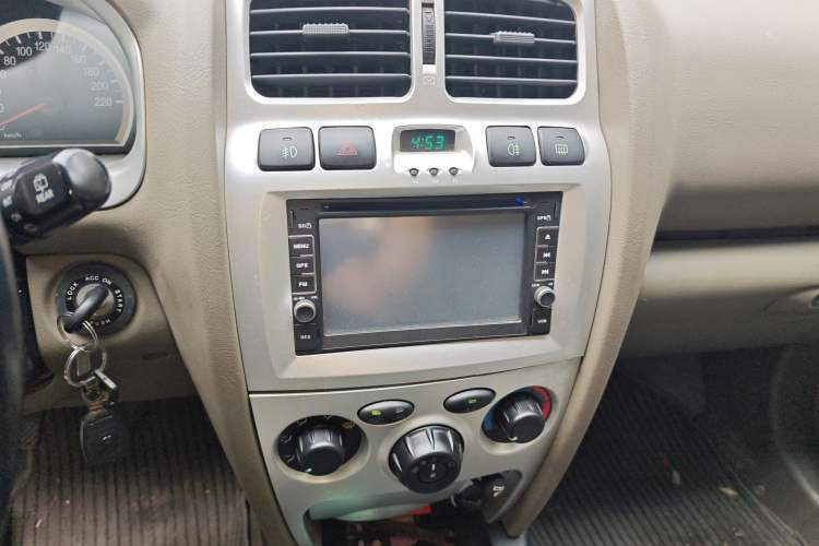 Used Huatai Santa Fe Classic 2011 2.0L Gasoline Manual Two-Wheel Drive Luxury Version Audio And AC Panel