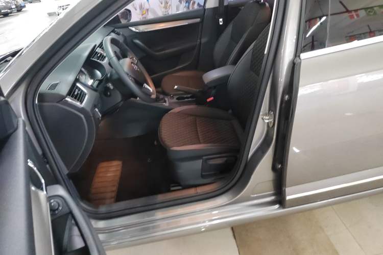 Used Skoda Octavia 2019 1.5L Automatic Smart Drive Luxury Edition China VI Standard Left Front Seat