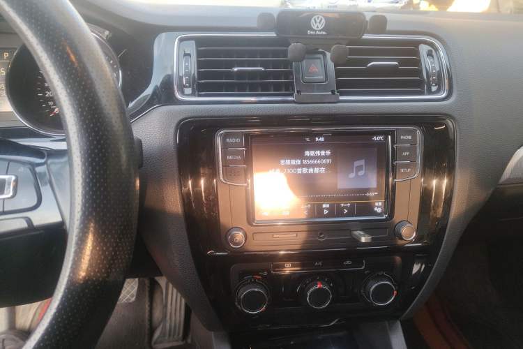 Used Volkswagen Sagitar 2018 1.6L Automatic Comfort Model Audio And AC Panel