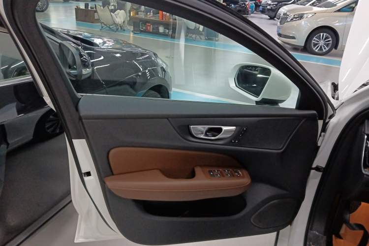 Used Volvo V60 2024 B5 Zhiyuan Luxury Edition
