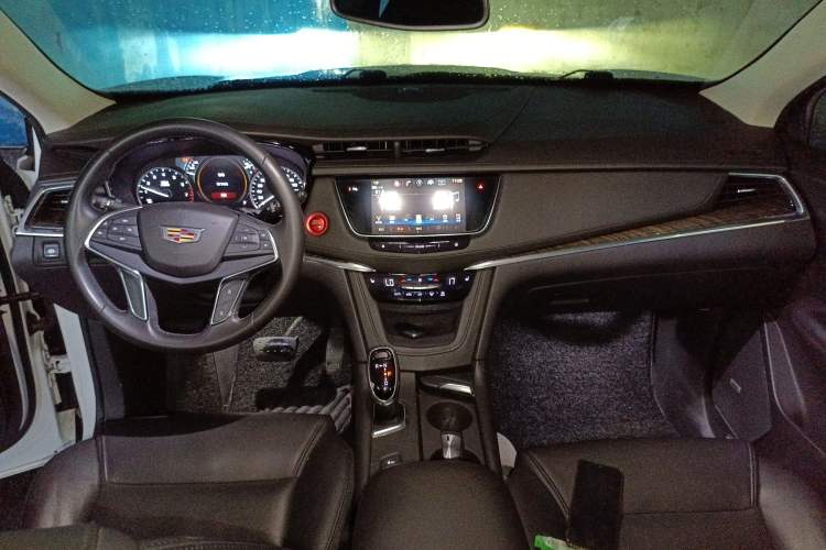 Used Cadillac XT5 2018 28T Four-Wheel Drive Luxury Model Center Console