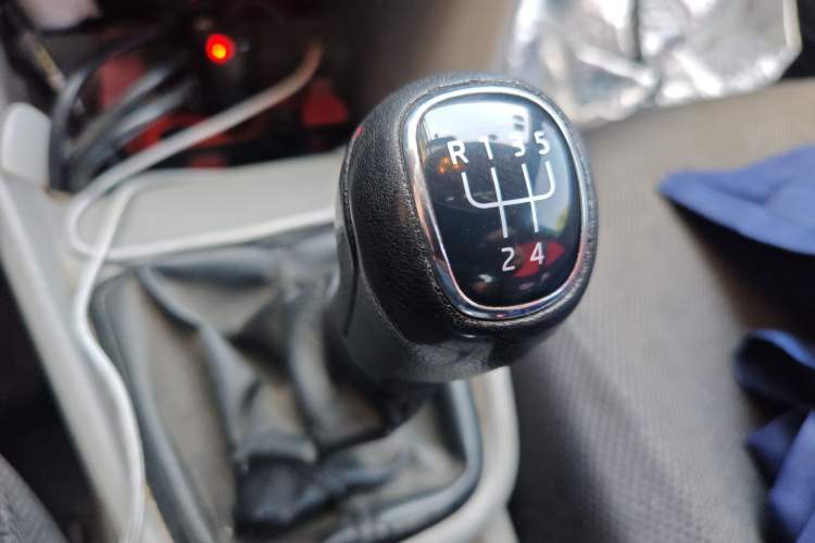 Used Skoda Rapid 2015 1.6L Manual Smart Selection Model Gear Lever