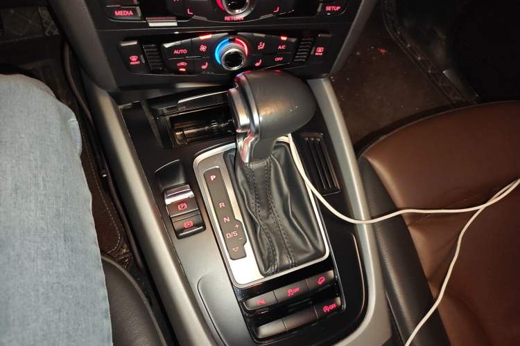 Used Audi Q5 2017 40 TFSI Ambition Edition Gear Lever