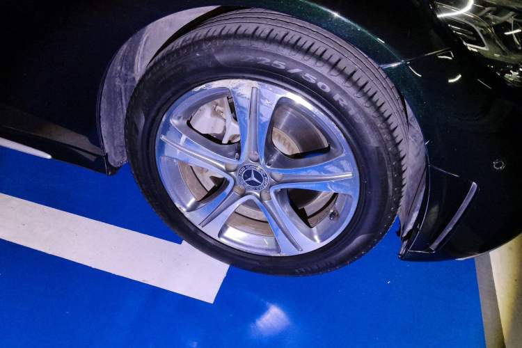 Used Mercedes-Benz C-Class 2019 Restyled C 260 L Sport Edition Right Front Wheel Hub