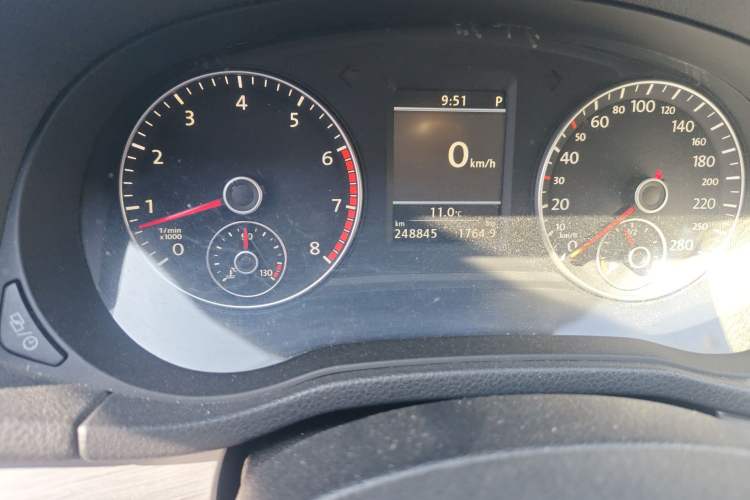 Used Volkswagen Passat 2014 1.8TSI DSG Prestige Edition Odometer Close Up