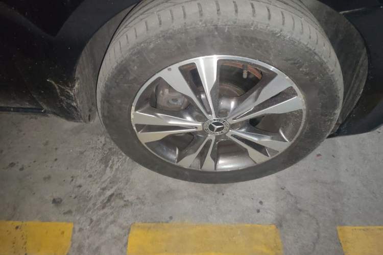 Used Mercedes-Benz Vito 2018 2.0T Elite Version 7 Seats China V Emission Standard Right Front Wheel Hub