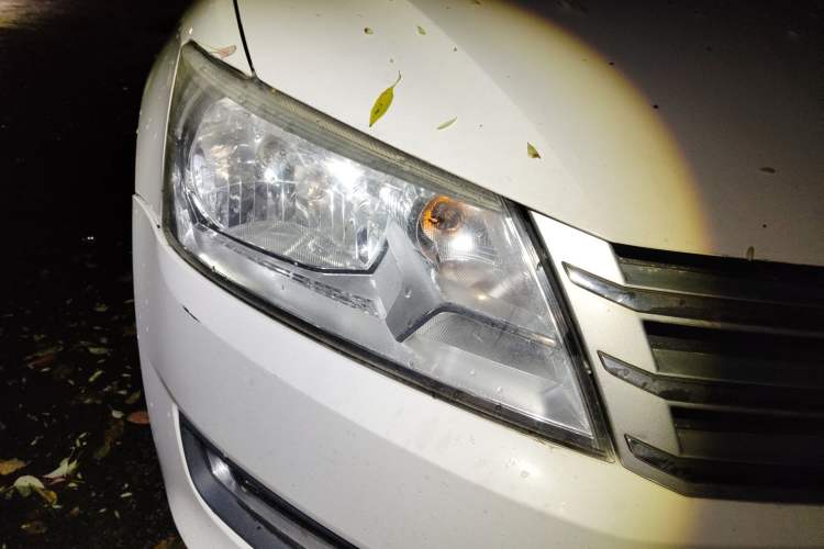 Used Volkswagen Santana 2013 1.6L Automatic Comfort Edition Right Front Headlight