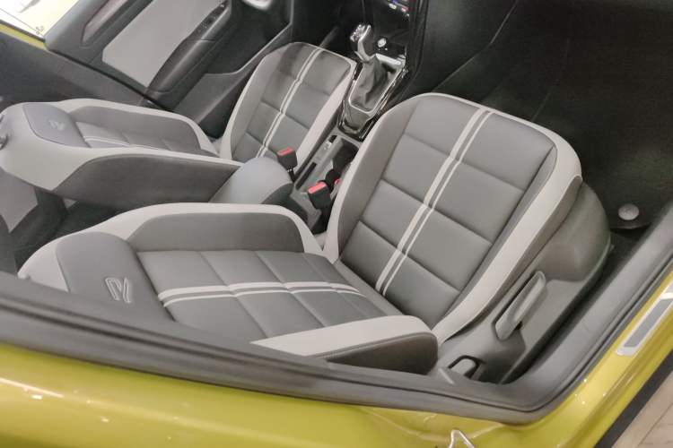 Used Volkswagen T-ROC 2023 300TSI DSG Two-Wheel Drive Starlight Edition
