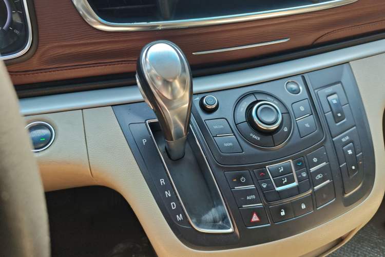 Used Buick GL8 2018 28T Comfort Model China VI Standard Gear Lever