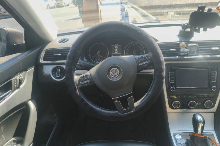 Used Volkswagen Passat 2014 1.8TSI DSG Prestige Navigation Edition Steering Wheel