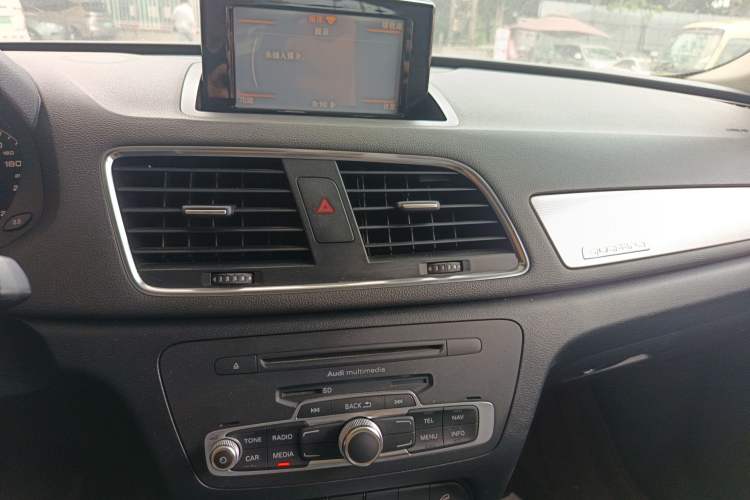 Used Audi Q3 2012 35 TFSI quattro Comfort Model Audio And AC Panel