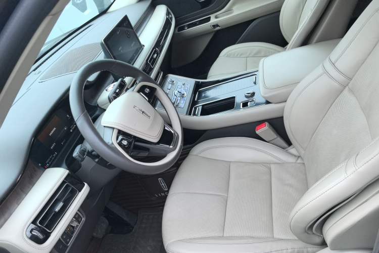 Used Lincoln Aviator 2020 3.0T V6 All-Wheel-Drive Premium Edition Left Front Seat