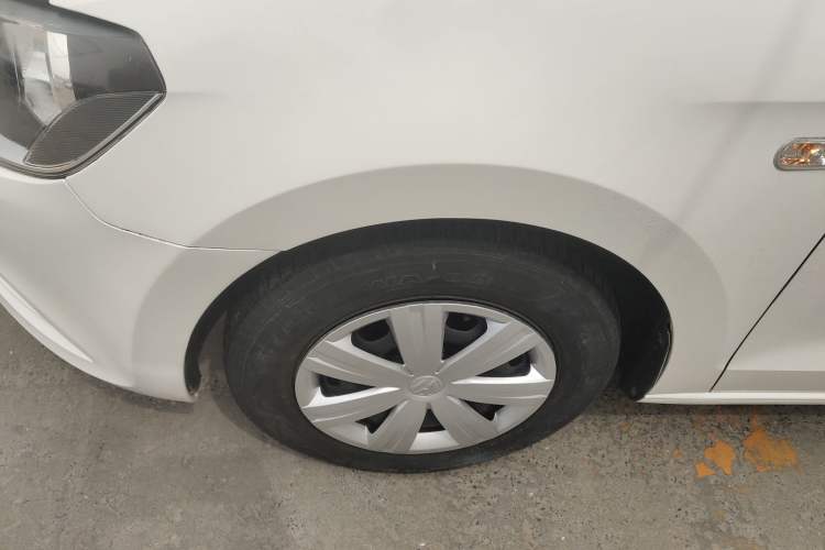 Used Volkswagen Jetta 2015 Value Edition 1.6L Manual Fashionable Style Left Front Wheel Hub