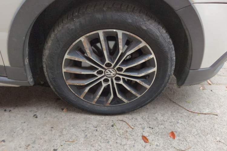 Used Volkswagen Cross Lavida 2014 1.4TSI DSG Right Front Wheel Hub