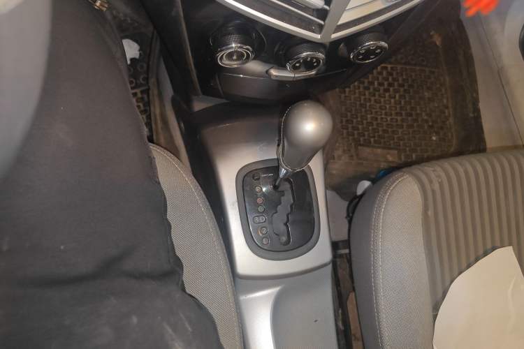 Used Oley 2012 Sedan 1.5L Automatic Comfort Model Gear Lever