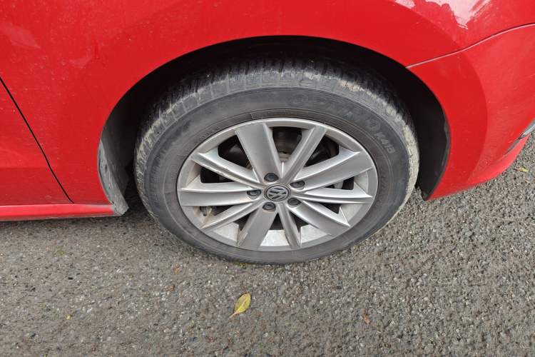 Used Volkswagen Polo 2014 1.6L Automatic Comfort Edition Right Front Wheel Hub