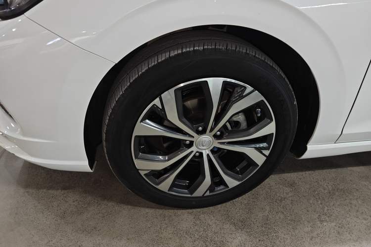 Used CHANGAN Eado 2021 PLUS Blue Whale NE 1.4T GDI DCT Flagship Model Left Front Wheel Hub