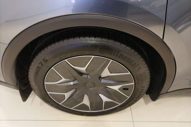 Used Tesla Model Y L 2025 Model Long-Range All-Wheel-Drive Version