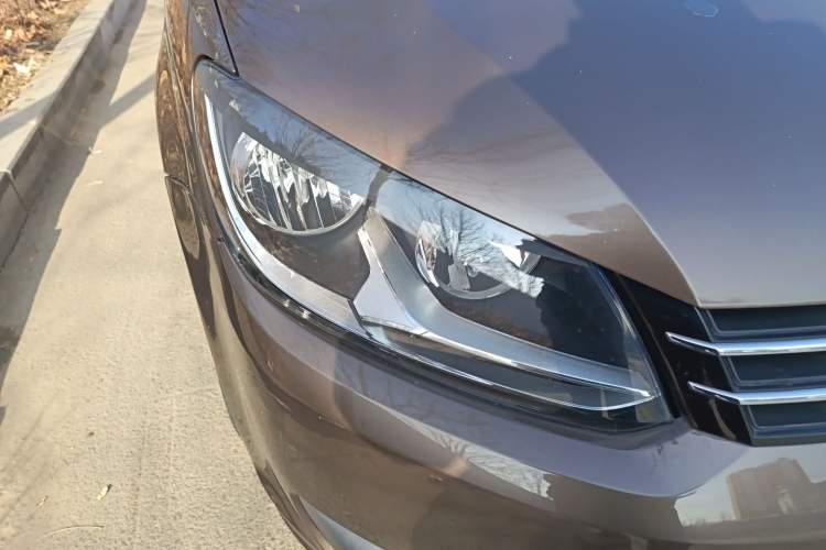 Used Volkswagen Touran 2013 1.4T Manual Comfort Edition 5-Seater Right Front Headlight