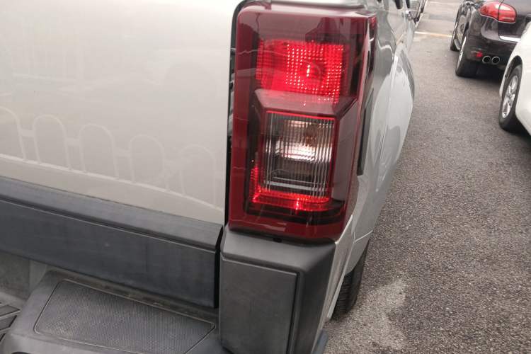 Used JMC Yuhu 7 2022 2.0T Manual Diesel Two-Wheel Drive Comfort Version Standard Wheelbase
