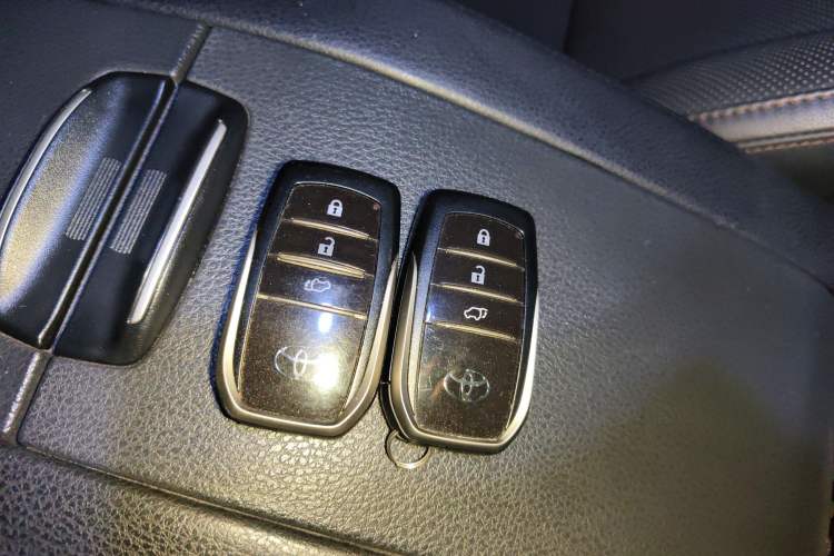 Used Toyota Highlander 2018 2.0T Four-Wheel Drive Prestige Version 7 Seats China V Emission Standard Vehicle Key