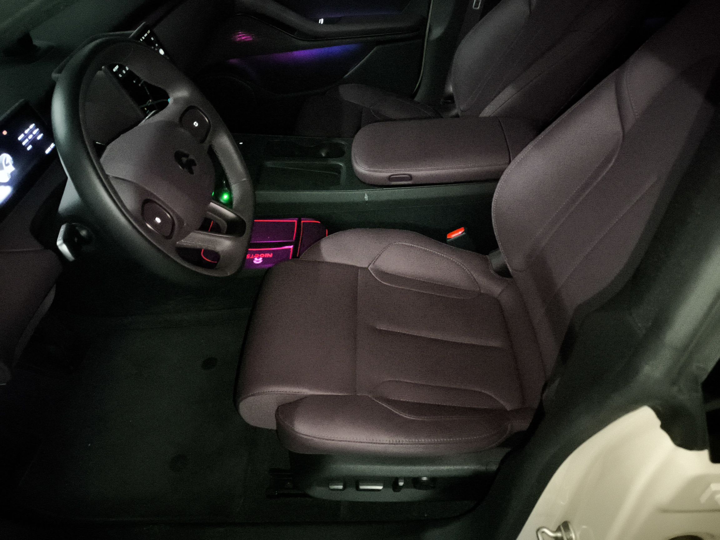 المقاعد الأمامية داخل السيارة