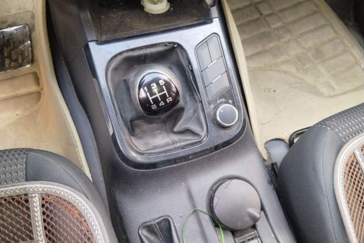 Used Foton Savana 2015 2.0T Manual 4x4 Gasoline Luxury 7-Seater
