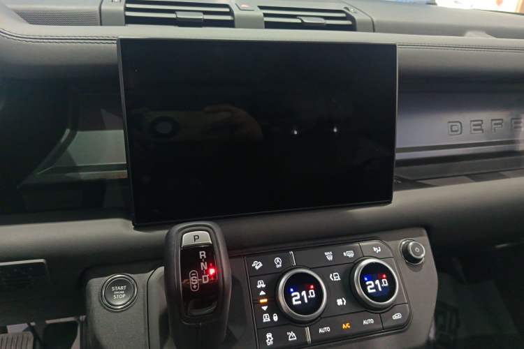 Used Land Rover Defender 2025 110 3.0T P400 – Dynamic HSE Audio And AC Panel