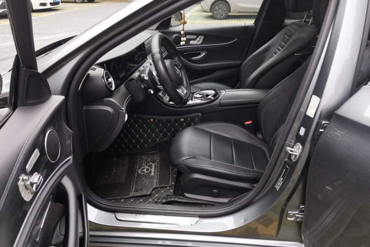 Used Mercedes-Benz E-Class 2016 E 300 L Sporty and Stylish Model
