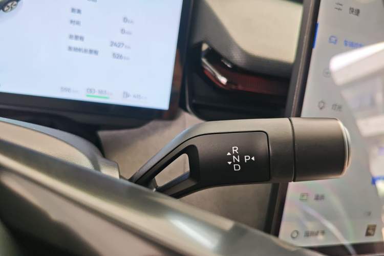 Used Lynk & Co 08 EM-P 2025 220 km All-Wheel-Drive Performance Halo