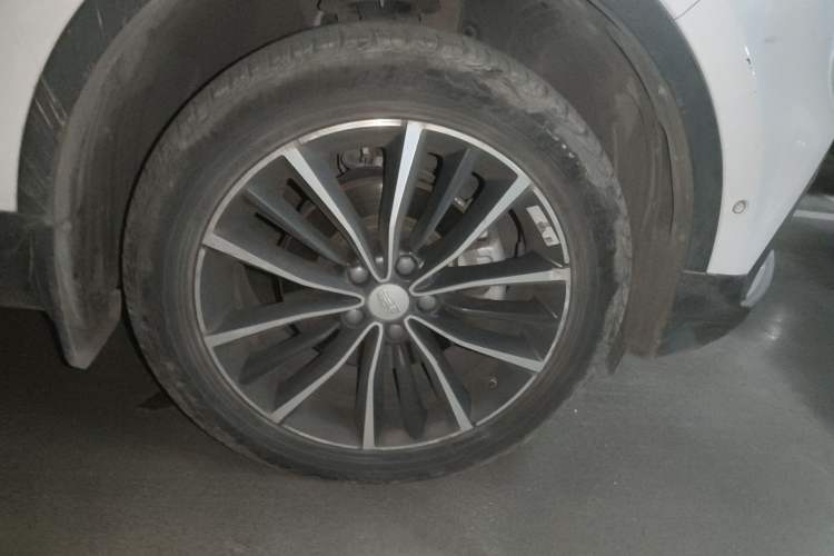 Used Geely Auto Emgrand X7 Sport 2018 1.8TD Automatic All-Wheel-Drive ZhiZun Model with 4G Connectivity Right Front Wheel Hub