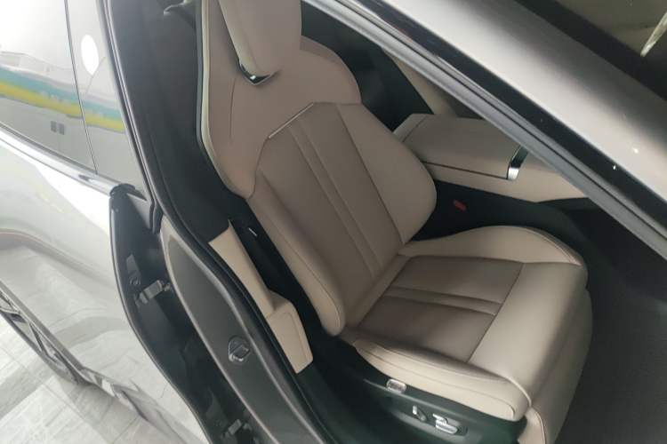 Used Xiaomi Auto YU7 2025 Ultra-Long Range Rear-Wheel Drive Version Right Front Seat