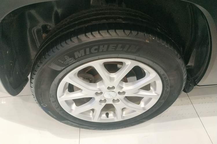 Used Jeep Cherokee 2016 2.4L Leading Smart Version
