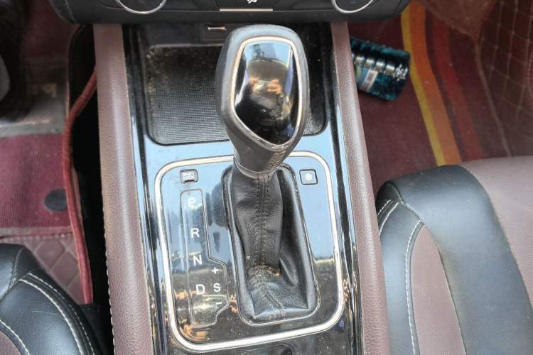 Used Dongfeng Fengon 580 2016 Revised Version 1.5T CVT Luxury Edition Gear Lever