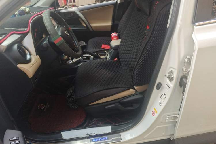 Used Toyota RAV4 2016 2.0L CVT Two-Wheel Drive Fashion Edition China V Standard
