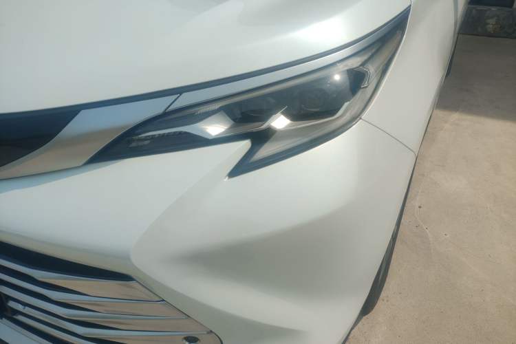 Used Toyota SIENNA 2023 2.5L Hybrid Platinum Edition
