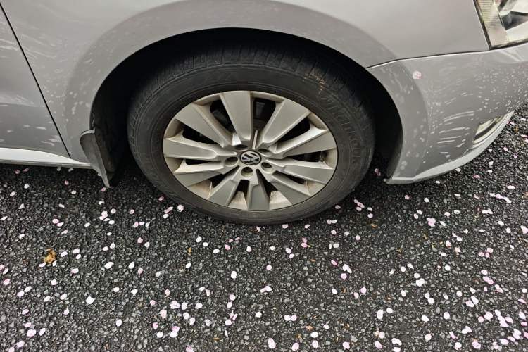 Used Volkswagen Lavida 2013 1.6L Automatic Comfort Edition Right Front Wheel Hub