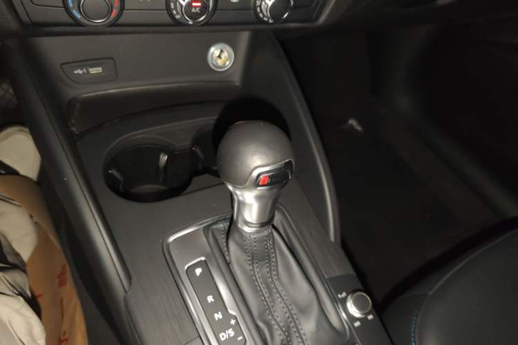 Used Audi A3 2020 Limousine 35 TFSI Fashion Edition China VI Emission Standard Gear Lever
